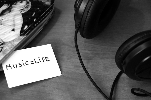 black-and-white-music-headphones-life-3104